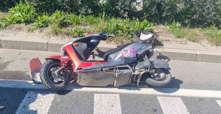 Salihli'de Elektrikli Bisiklet ile Motosiklet Çarpıştı: 3 Yaralı