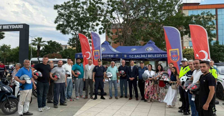 Salihli'de motosiklet sürücülerine kask dağıtımı yapıldı