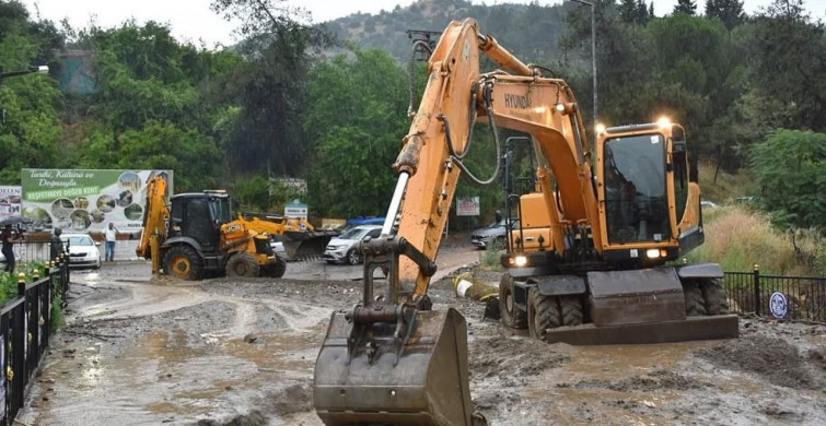 Salihli'de sağanak yağış etkili oldu, birçok ev ve iş yeri su altında kaldı