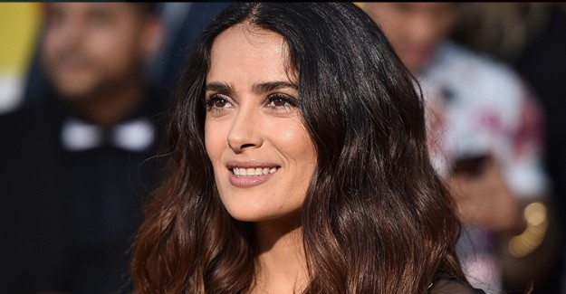 Salma Hayek Fiziğiyle Genç  Mankenlere Taş Çıkarttı 