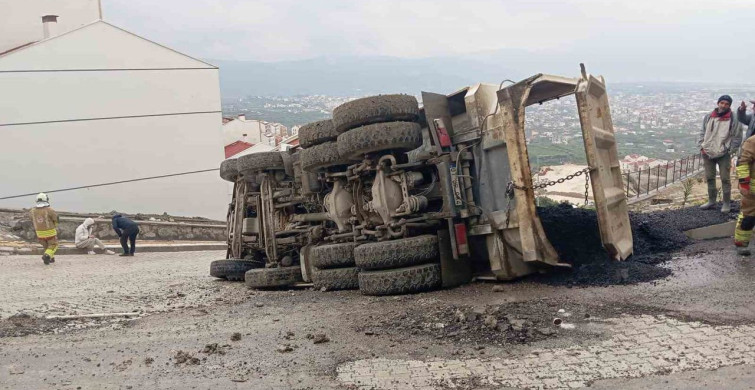 Samandağ’da Tır Kazası: Sürücü Yaralandı