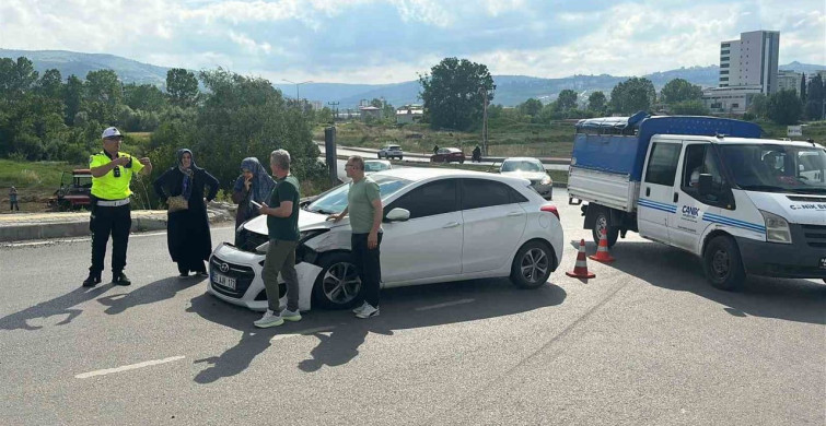 Samsun Şehir Hastanesi Kavşağı'nda Çarpışma: İki Sürücü Yaralandı