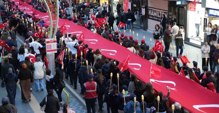 Samsun'da 1919 Metrelik Bayrakla Fener Alayı Yürüyüşü Kutlandı