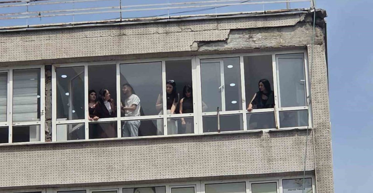 Samsun'da 8 Katlı İş Hanından Düşen Sıva Parçaları 2 Kişiyi Yaraladı