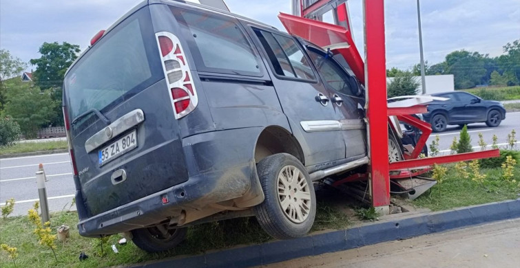 Samsun'da Akaryakıt İstasyonu Tabelasına Çarpan Araçta 3 Yaralı