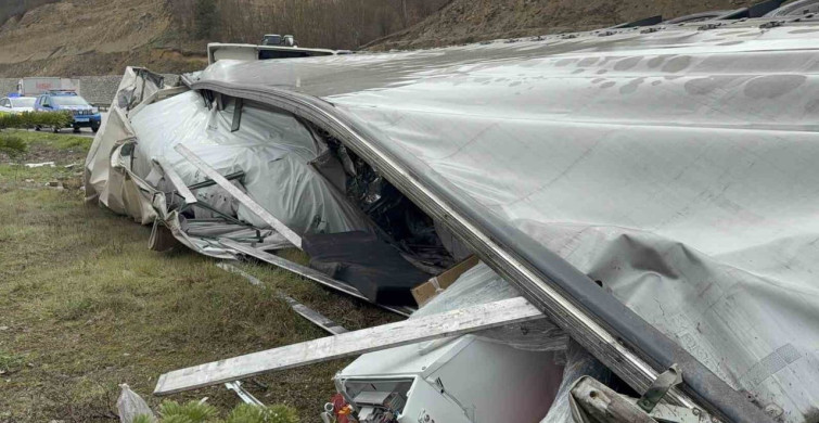 Samsun'da Almanya-Türkmenistan Tırı Devrildi: Bir Kişi Yaralı