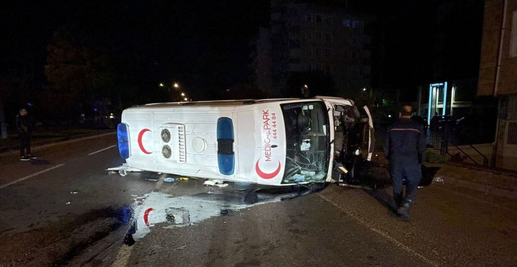 Samsun'da Ambulans ve Otomobil Çarpıştı: 5 Yaralı