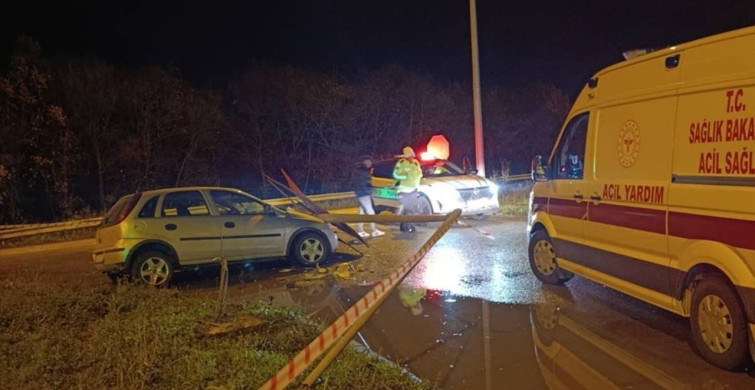 Samsun'da Aydınlatma Direğine Çarpan Araçta 3 Yaralı