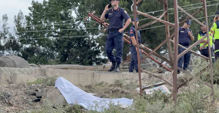 Samsun'da devrilen taş yüklü kamyon kazası: Sürücü hayatını kaybetti