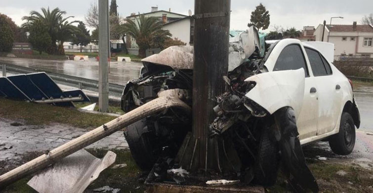 Samsun’da Direğe Çarpan Otomobil Hurdaya Döndü: 2 Ağır Yaralı
