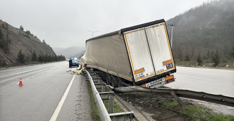 Samsun'da Freni Boşalan Tır Refüje Çıktı