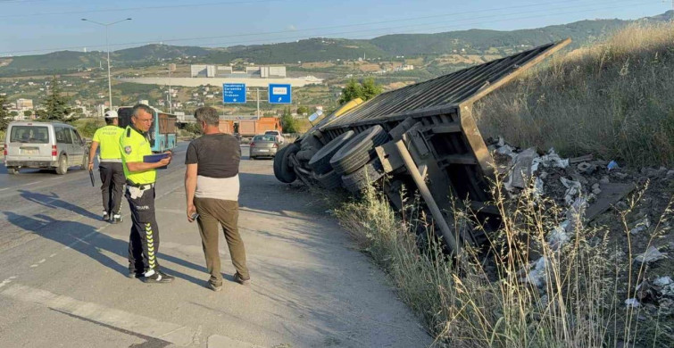 Samsun'da hurda yüklü kamyonun freni boşaldı, sürücü tehlikeyi önledi