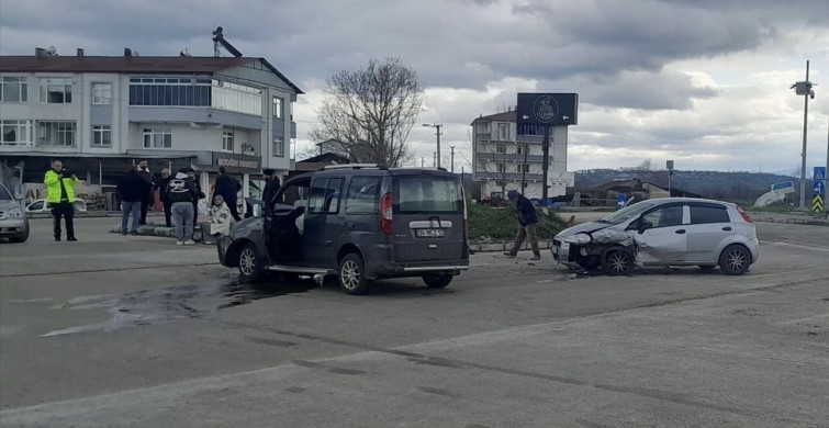 Samsun'da İki Araç Çarpıştı: Güvenlik Kamerası Anbean Kaydetti