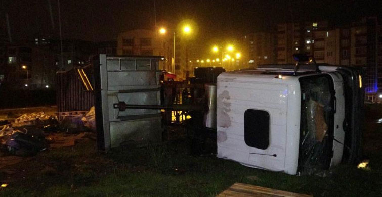 Samsun'da Kamyon Devrildi: 1 Yaralı