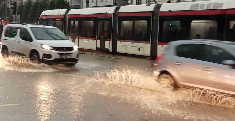 Samsun'da Kuvvetli Yağmur Caddeleri Suya Gömüp Zor Anlar Yaşattı