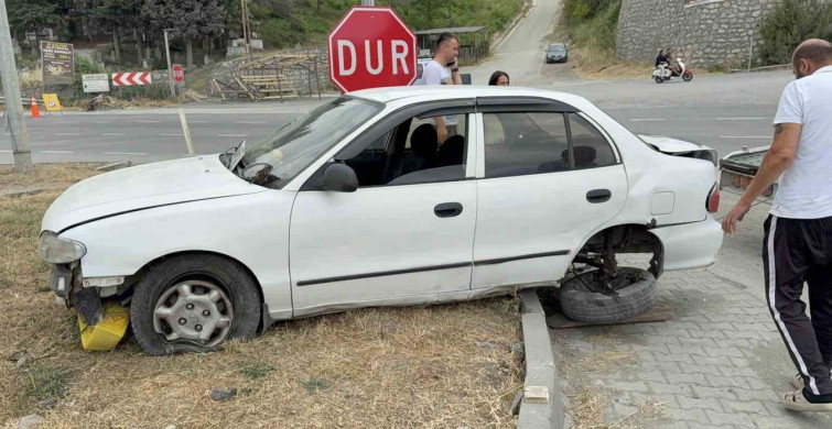 Samsun’da otomobilin refüje çıktığı kaza maddi hasarla atlatıldı