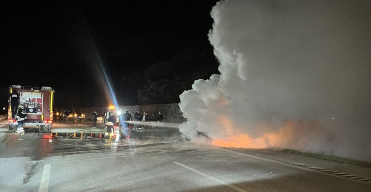 Samsun'da Seyir Halindeki Lüks Otomobil Alev Alev Yandı
