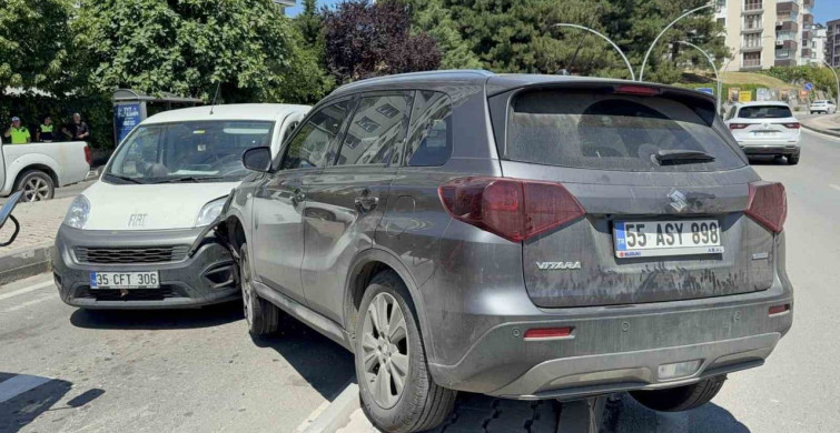 Samsun'da SUV ile hafif ticari aracın çarpıştığı kazada baba ve 2 yaşındaki oğlu yaralandı