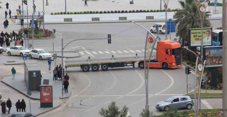 Samsun'da Trafik Tehlikesi: Tır Sürücüsü Seyir Halindeki Araçları Engelledi