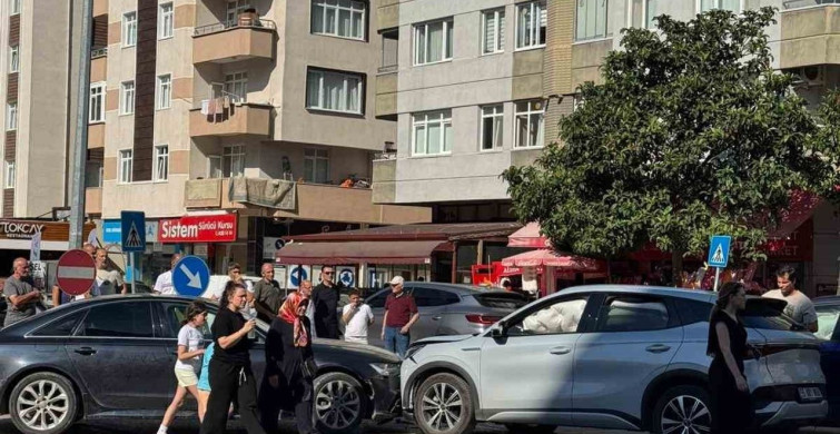 Samsun'da üç aracın karıştığı trafik kazası maddi hasarla atlatıldı