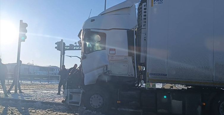 Samsun'da Üç Araçlı Trafik Kazası: 6 Yaralı