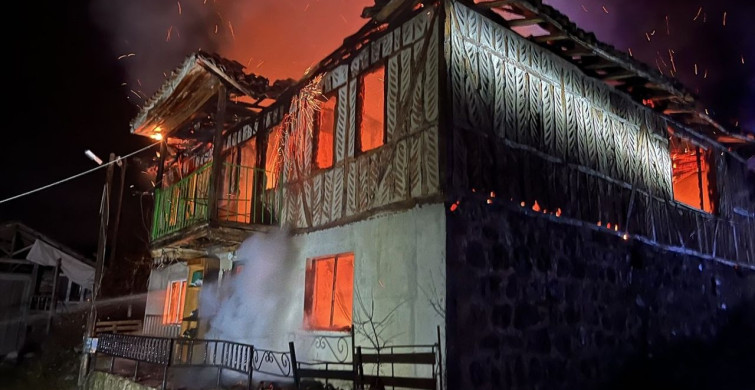 Samsun'da Yangın: İki Katlı Ahşap Ev Kül Oldu