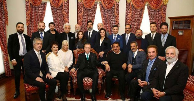 Sanatçılarla Cumhurbaşkanı Erdoğan'ın Fotoğrafı CHP'lileri Rahatsız Etti