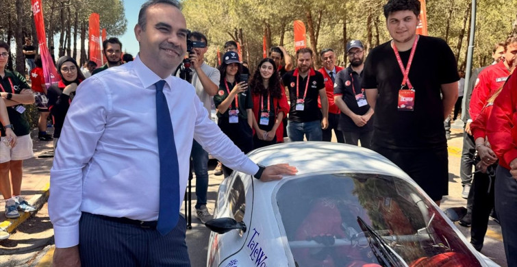 Sanayi ve Teknoloji Bakanı Kacır, Kocaeli'de Elektrikli Araç Yarışları'nı İzledi