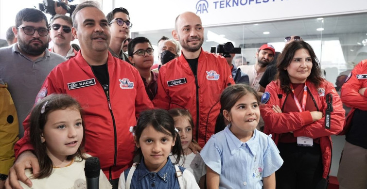 Sanayi ve Teknoloji Bakanı Kacır, TEKNOFEST İstanbul'da Anadolu Ajansı'nı Ziyaret Etti