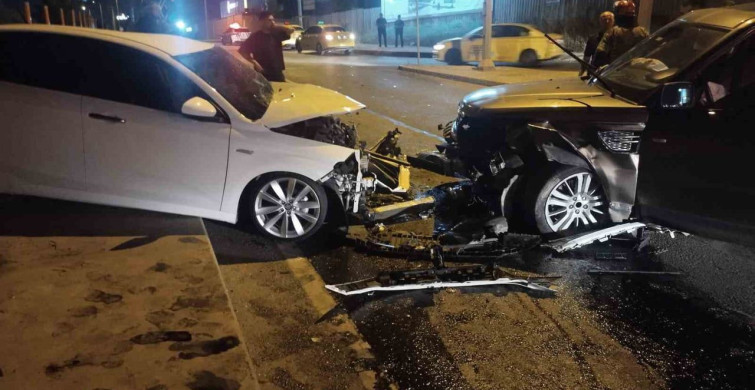Sancaktepe'de ters yönden gelen otomobil 2 araca çarptı: 2'si ağır 5 yaralı