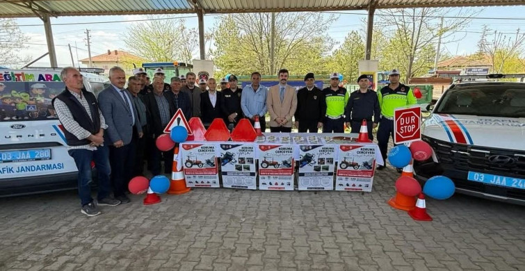 Sandıklı'da Traktör Sürücüleri İçin Reflektör Bilgilendirme Etkinliği