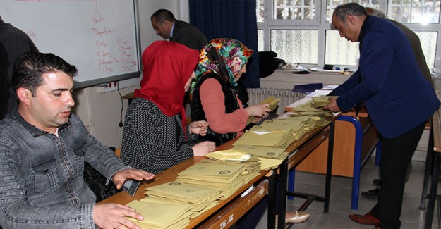 Sandıktan Eşit Oy Çıkınca Muhtarlığı Kurayla Kazandı