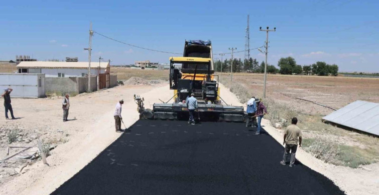 Şanlıurfa'da 14 Kilometrelik Grup Yoluna Asfalt Çalışmaları Devam Ediyor