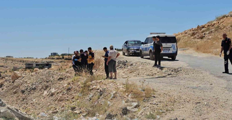 Şanlıurfa'da boş arazide battaniyeye sarılı erkek cesedi bulundu