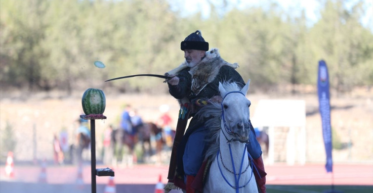 Şanlıurfa'da Depremzede Gençler için Coşkulu Atlı Gösteri Şanlıurfa'da Depremzede Gençler için Coşkulu Atlı Gösteri
