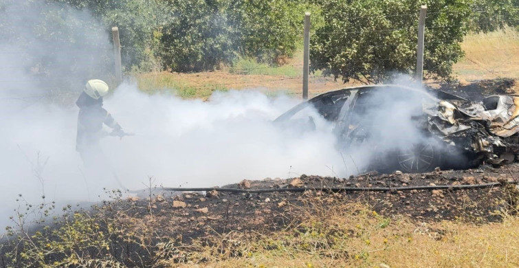 Şanlıurfa'da devrilen otomobil alev aldı, 2 kişi yaralandı
