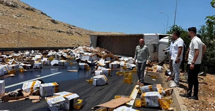 Şanlıurfa'da devrilen tırdaki yağ bidonları yola savruldu