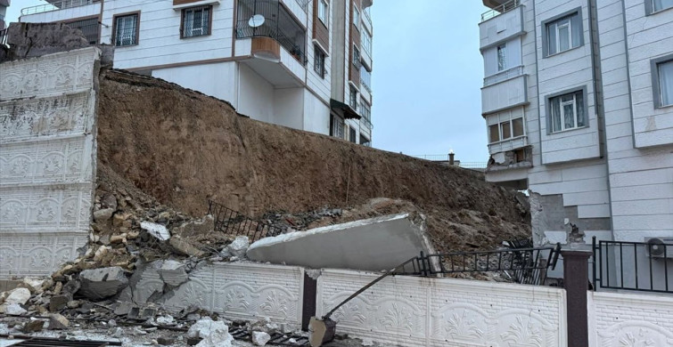 Şanlıurfa'da İstinat Duvarı Çöktü, Apartman Tahliye Edildi