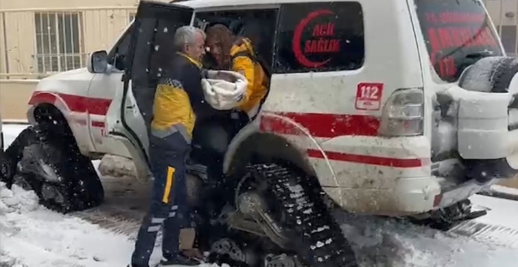 Şanlıurfa'da Kar nedeniyle Yolu Kapatılan Bebek Ambulansla Kurtarıldı