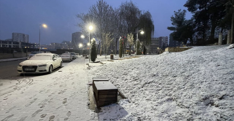 Şanlıurfa'da Kar Yağışı Ulaşımı Etkiliyor