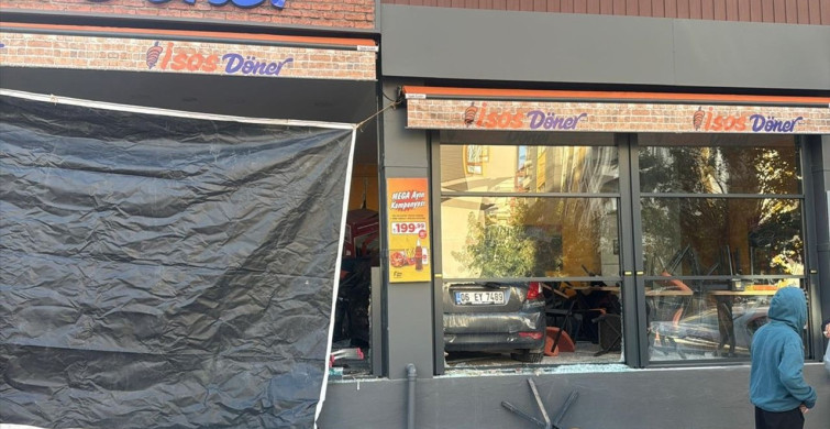 Şanlıurfa'da Kontrolden Çıkan Araç Dönerci Dükkanına Girdi