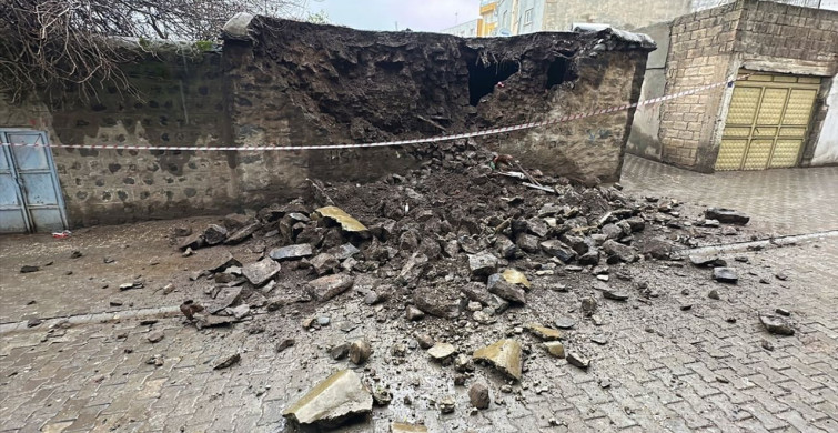 Şanlıurfa'da Metrak Evde Duvar Çökmesi Anı Güvenlik Kamerasında
