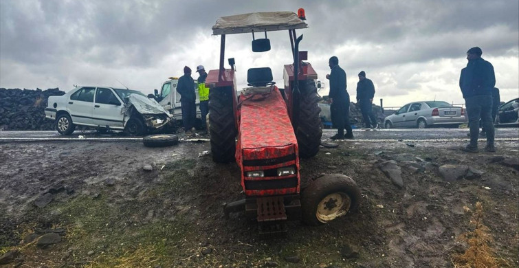 Şanlıurfa'da Otomobil ve Traktör Çarpıştı: 5 Yaralı