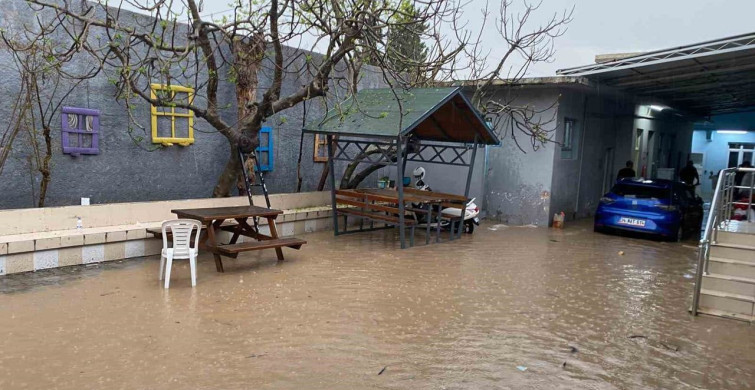 Şanlıurfa'da Sağanak Yağış Fabrikayı Su Bastı