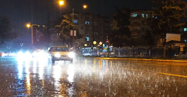 Şanlıurfa'da Sağanak Yağış Hayatı Olumsuz Etkiliyor