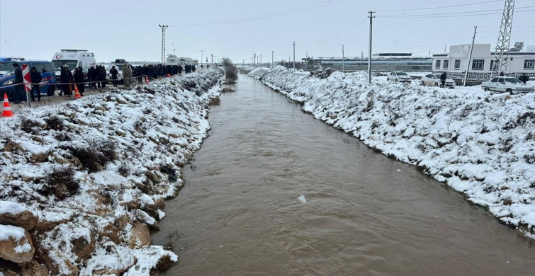 Şanlıurfa'da Sulama Kanalına Düşen Otomobilde Kurtarma Çalışmaları Başlatıldı