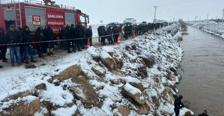 Şanlıurfa'da Sulama Kanalına Düşen Otomobilde Kurtarma Çalışmaları Başlatıldı