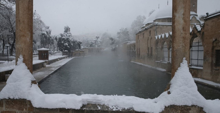 Şanlıurfa'nın Balıklıgöl'ü Karla Bütünleşti