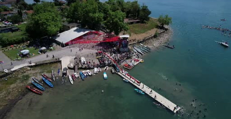 Sapanca Gölü'nde Tüyleri Diken Diken Eden Bayrak Şöleni