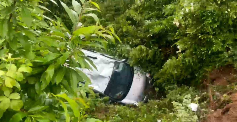 Sapanca'da Kaza: 5 Metre Yükseklikten Şarampole Uçan Araçta 3 Yaralı
